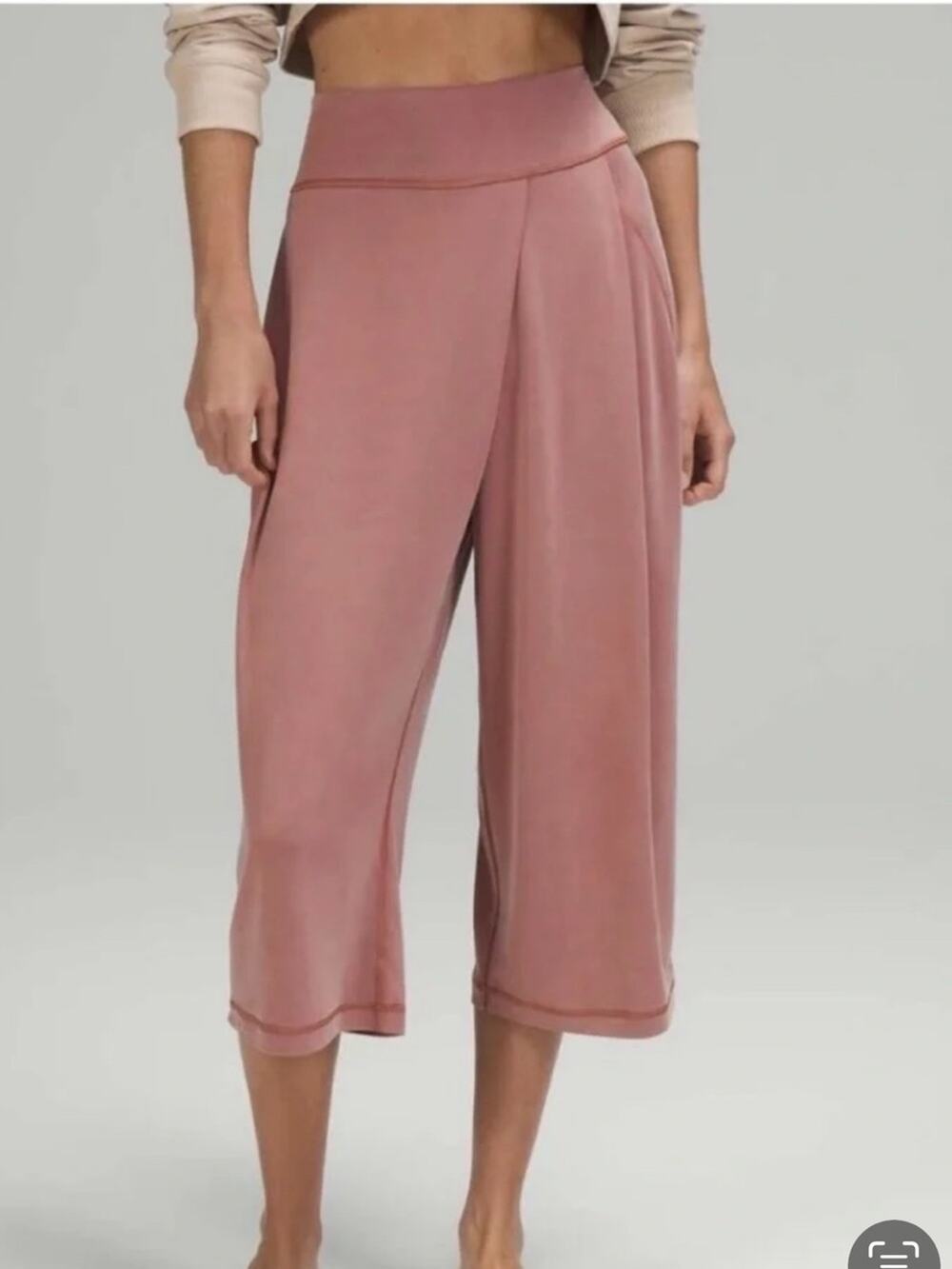 Lululemon size 8 white womans cropped trousers pants